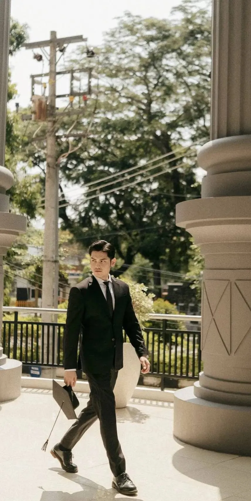 7 Outfit Wisuda Pria yang Bikin Foto Kelulusan Makin Keren 12 hipwee-Outfit wisuda pria
