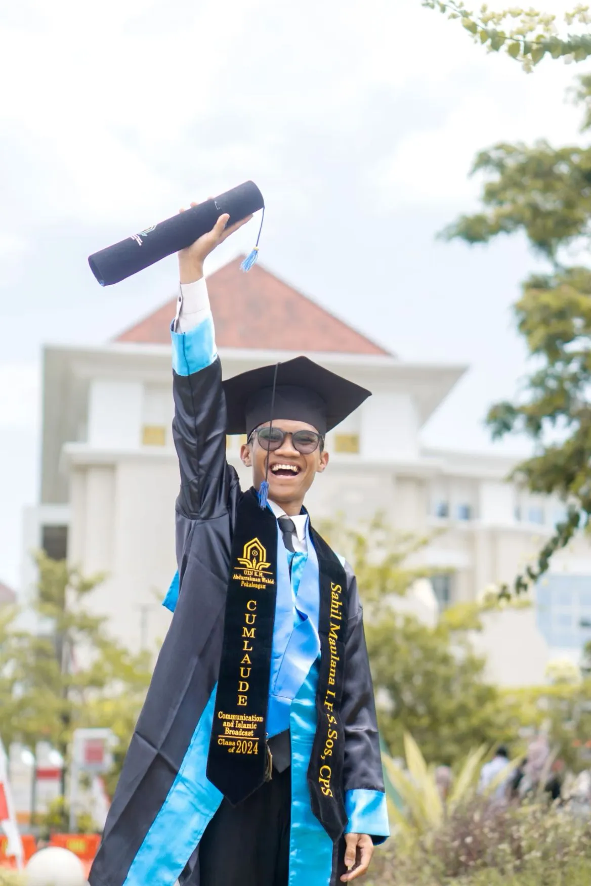 7 Outfit Wisuda Pria yang Bikin Foto Kelulusan Makin Keren 13 hipwee-Outfit wisuda Pria