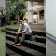 7 Outfit Wisuda Pria yang Bikin Foto Kelulusan Makin Keren