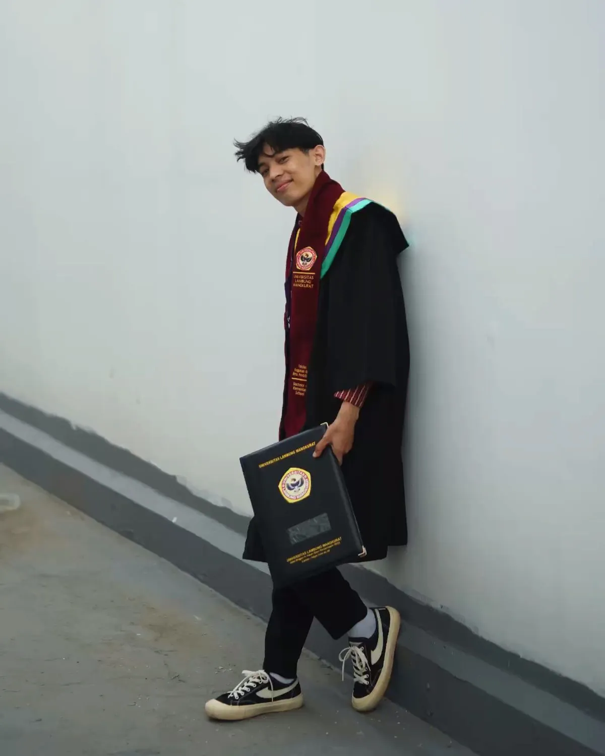 7 Outfit Wisuda Pria yang Bikin Foto Kelulusan Makin Keren 14 hipwee-Outfit wisuda pria