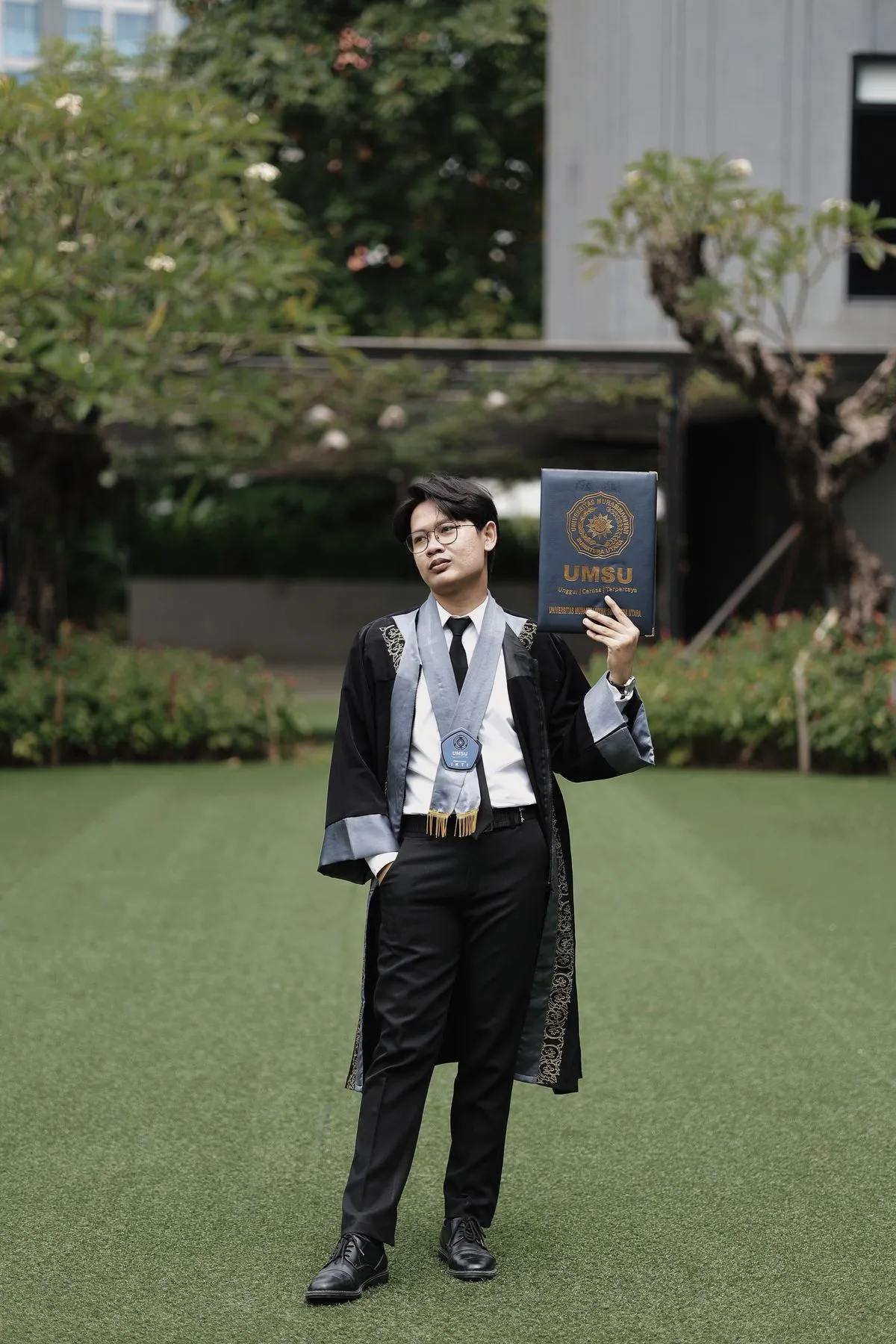7 Outfit Wisuda Pria yang Bikin Foto Kelulusan Makin Keren 10 hipwee-Outfit wisuda pria
