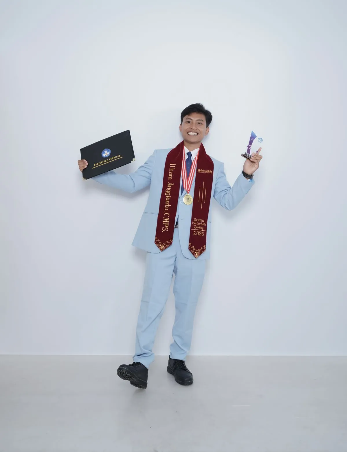 7 Outfit Wisuda Pria yang Bikin Foto Kelulusan Makin Keren 9 hipwee-Outfit wisuda pria