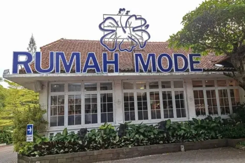 9 Tempat Belanja Murah di Bandung Paling Hits, Surga Belanja Branded hingga Grosiran 12 hipwee-Rumah Mode, Tempat Belanja Baju Murah di Bandung untuk Baju Branded