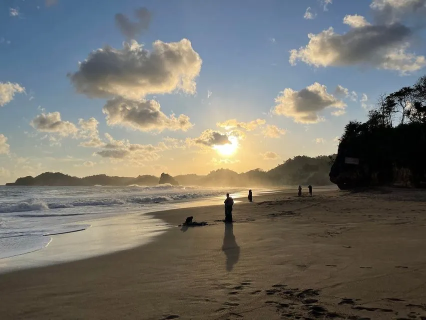10 Wisata Pantai di Malang dengan Pasir Putih, Laut Biru, dan Pemandangan Memikat 18 hipwee-Wisata pantai di Malang Pantai Bajulmati