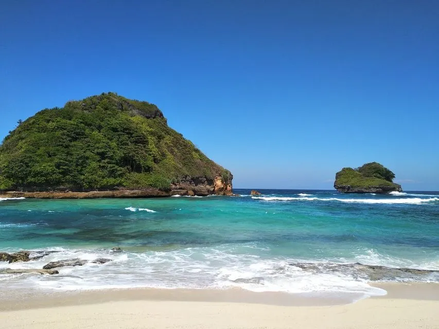 10 Wisata Pantai di Malang dengan Pasir Putih, Laut Biru, dan Pemandangan Memikat 14 hipwee-Wisata pantai di Malang Pantai Goa Cina