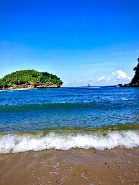 10 Wisata Pantai di Malang dengan Pasir Putih, Laut Biru, dan Pemandangan Memikat 12 hipwee-Wisata pantai di Malang Pantai Teluk Asmara