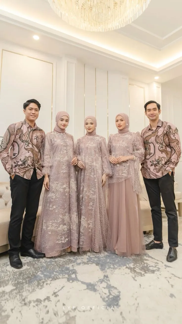 7 Baju Seragam Keluarga untuk Pesta Pernikahan Terbaru, Elegan & Instagramable 9