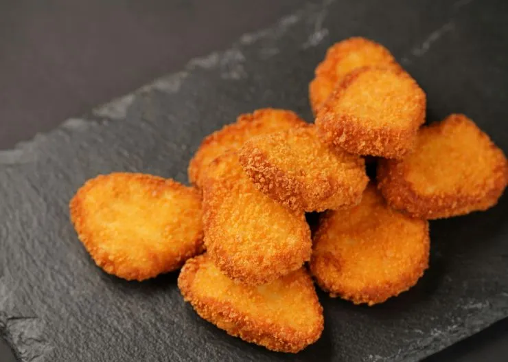 10 Snack Ulang Tahun Anak yang Enak dan Praktis Disajikan 12 chicken nuggets