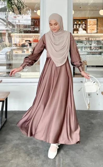 7 Outfit Kondangan Remaja Hijab Simple dan Stylish 11 doff satin maxi dress