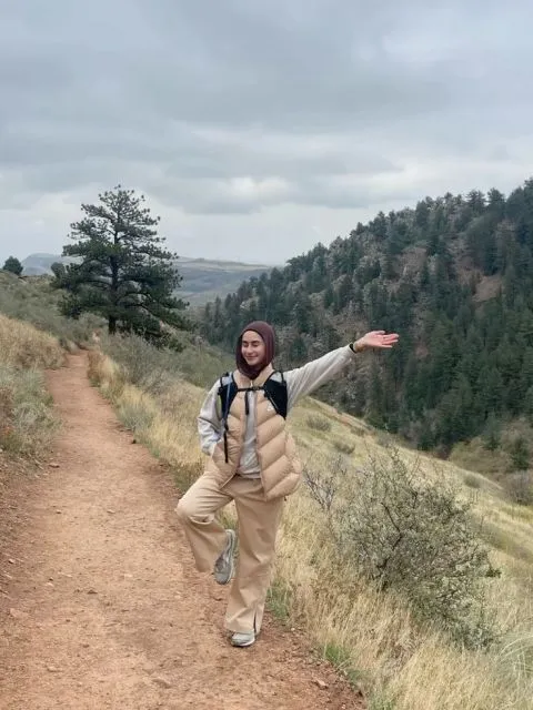 7 Outfit Naik Gunung Hijab yang Stylish, Nyaman & Aman 13 fleece vest dan long sleeve hiking shirts