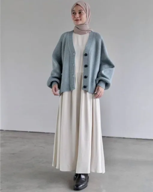 7 Outfit ke Mall Hijab yang Modis dan Nyaman Dipakai 11 kombinasi maxi dress dan cardigan