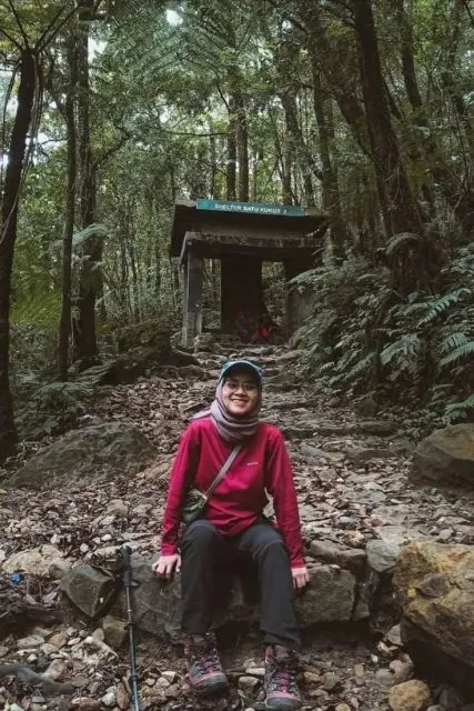7 Outfit Naik Gunung Hijab yang Stylish, Nyaman & Aman 11 long sleeve hiking shirts dan wide leg outdoor pants