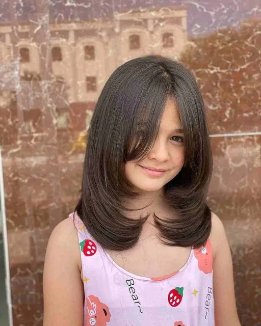 7 Model Rambut Anak Perempuan Sebahu yang Cantik & Praktis 11 medium length curtain bangs
