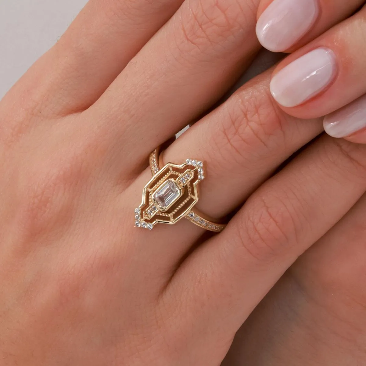 10 Model Cincin Nikah yang Simple, Timeless, dan Elegan: Cocok di Jari Kamu, nih! 14