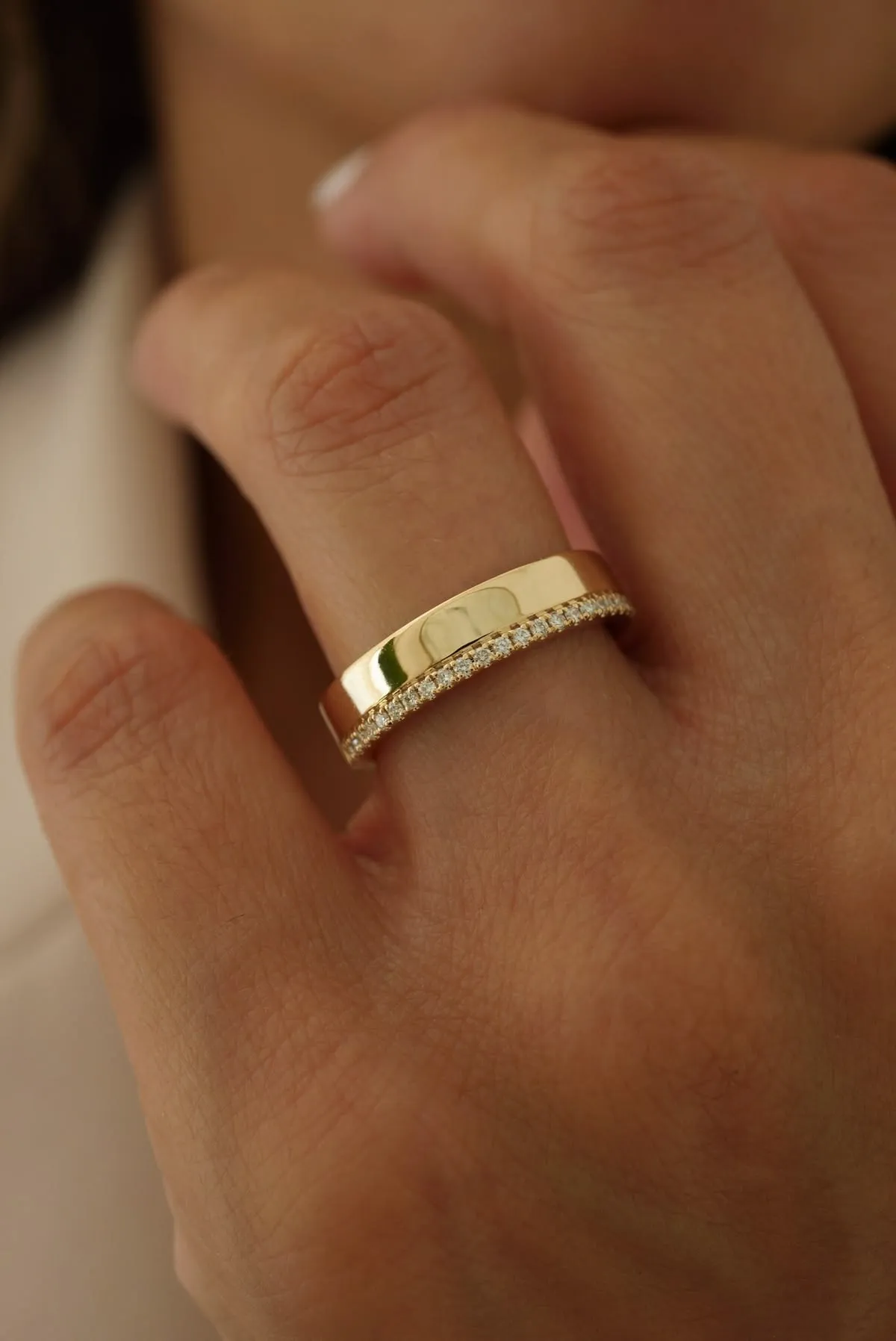10 Model Cincin Nikah yang Simple, Timeless, dan Elegan: Cocok di Jari Kamu, nih! 16