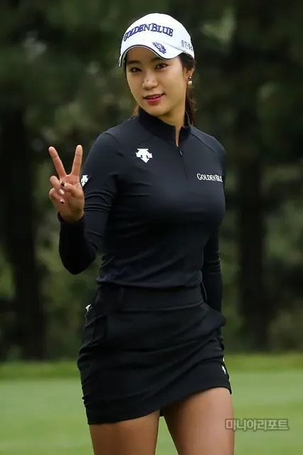 7 Outfit Golf Wanita yang Stylish dan Nyaman di Lapangan 12 monokrom hitam outfit golf