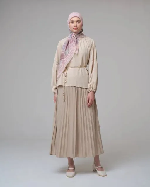 7 Outfit Kondangan Remaja Hijab Simple dan Stylish 10 one set blouse dan rok plisket