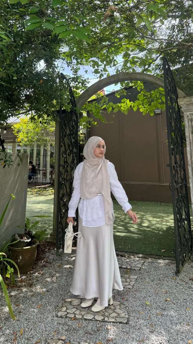 9 Outfit Ambil Raport Hijab yang Modis, Sopan, dan Bikin Pangling! 16