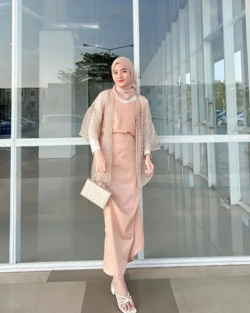 7 Outfit Kondangan Remaja Hijab Simple dan Stylish 12 outer organza dan inner dress