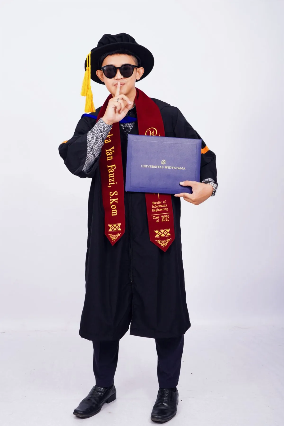 7 Outfit Wisuda Pria yang Bikin Foto Kelulusan Makin Keren 8 hipwee-outfit wisuda pria