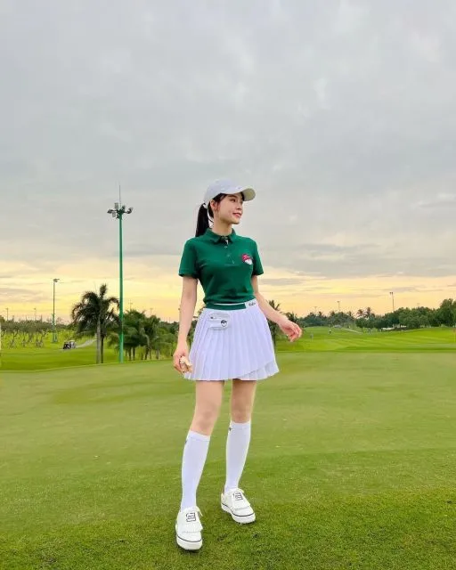 7 Outfit Golf Wanita yang Stylish dan Nyaman di Lapangan 8 polo shirt dan skort