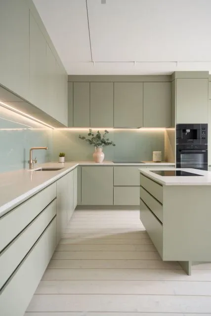 10 Warna Cat Dapur yang Bagus dan Memberi Kesan Nyaman 12 sage green kitchen