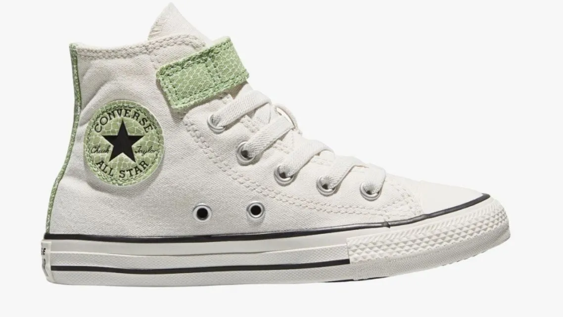 12 Sepatu Anak Perempuan SD yang Nyaman dan Stylish 21 Sepatu Anak Perempuan SD (8)