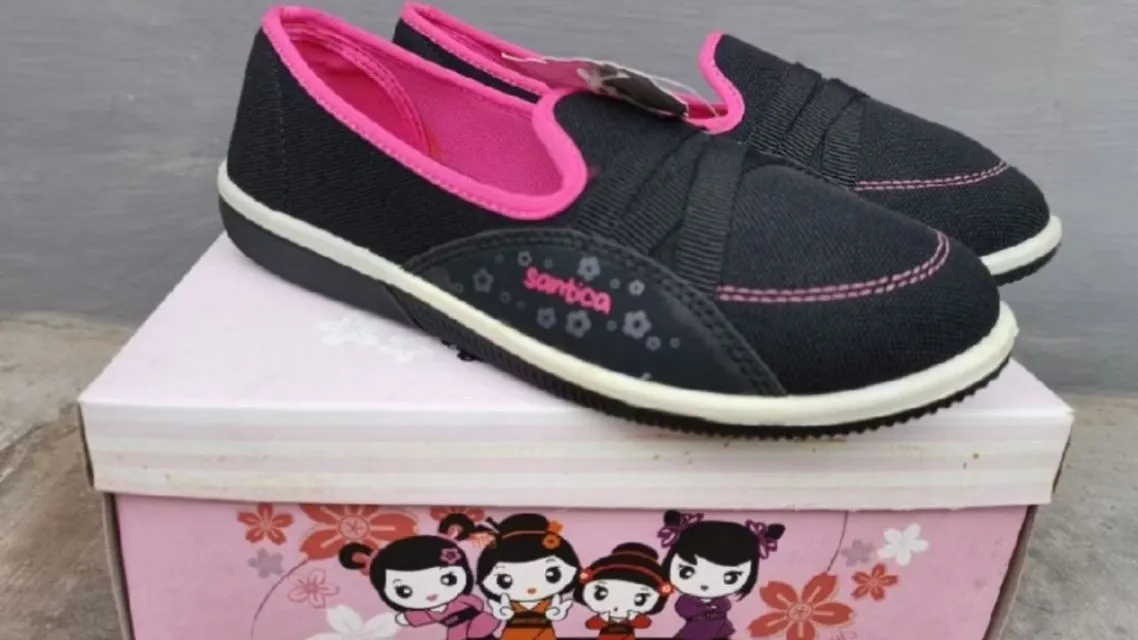 12 Sepatu Anak Perempuan SD yang Nyaman dan Stylish 23 Sepatu Anak Perempuan SD (10)