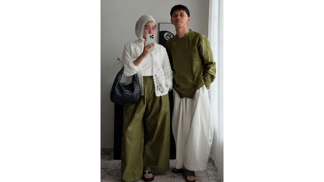 15 Ide Outfit Kondangan Couple Stylish, Serasi & Elegan 28 Outfit kondangan couple (12)