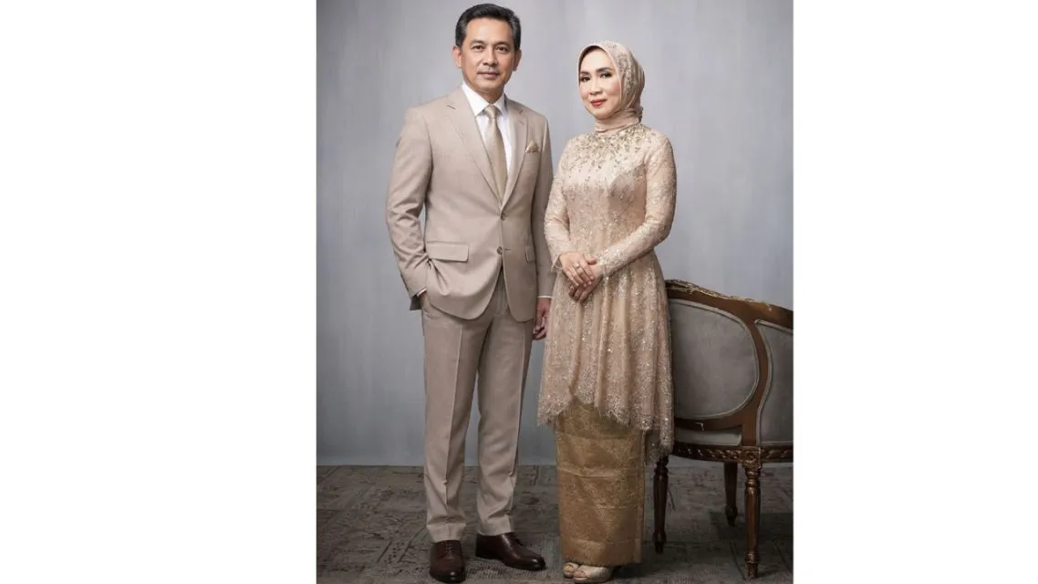 11 Model Baju Orang Tua Pengantin Modern yang Elegan, Serasi, dan Berkelas 14 Model Baju Orang Tua Pengantin Modern (2)