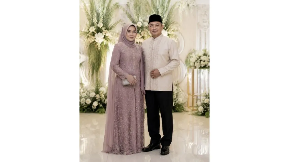 11 Model Baju Orang Tua Pengantin Modern yang Elegan, Serasi, dan Berkelas 21 Model Baju Orang Tua Pengantin Modern (9)
