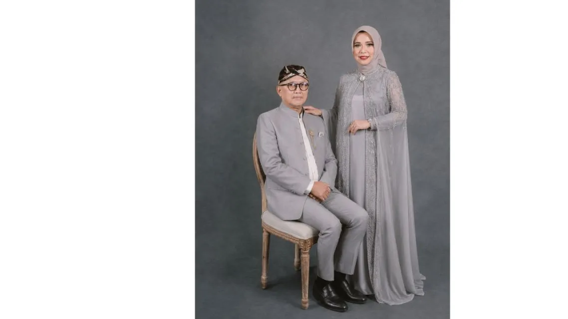 11 Model Baju Orang Tua Pengantin Modern yang Elegan, Serasi, dan Berkelas 18 Model Baju Orang Tua Pengantin Modern (6)