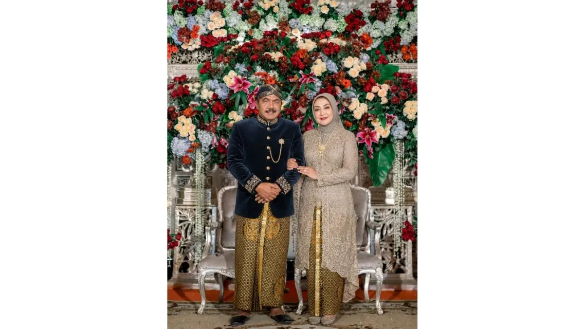 11 Model Baju Orang Tua Pengantin Modern yang Elegan, Serasi, dan Berkelas 17 Model Baju Orang Tua Pengantin Modern. (5)