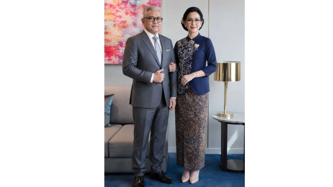 11 Model Baju Orang Tua Pengantin Modern yang Elegan, Serasi, dan Berkelas 20 Model Baju Orang Tua Pengantin Modern (8)