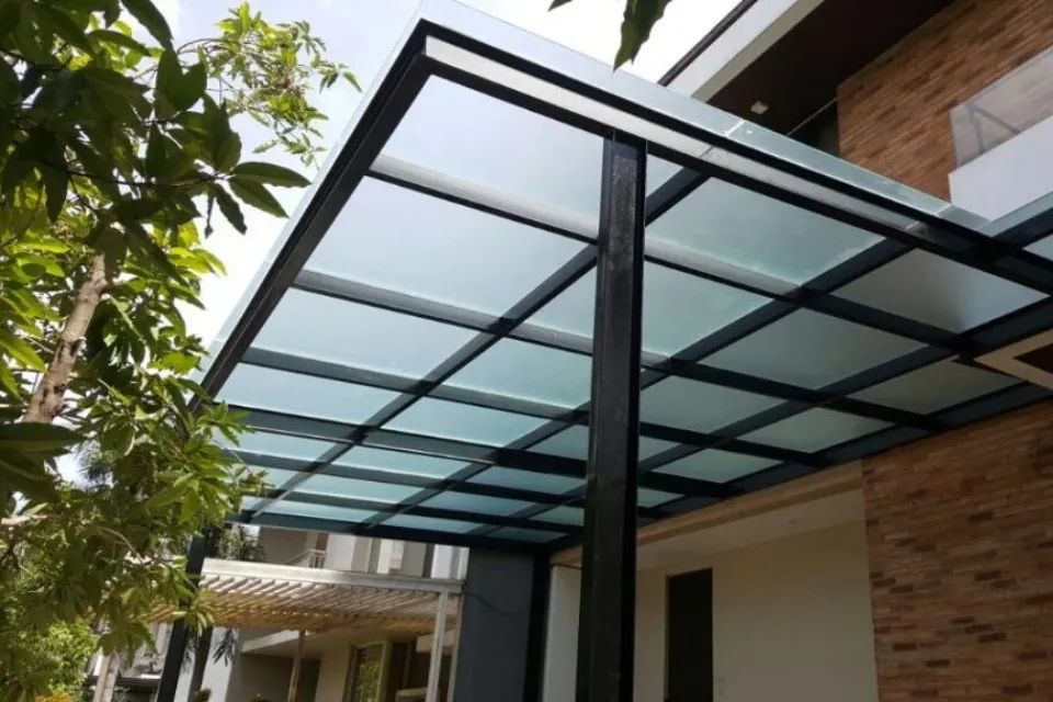 Insirasi Model Kanopi Teras Depan Rumah yang Awet dan Bikin Fasad Makin Cantik 10 hipwee-Kanopi Kaca Tempered Kantilever