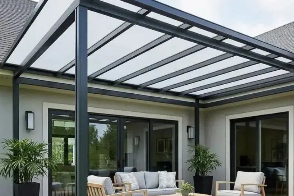 Insirasi Model Kanopi Teras Depan Rumah yang Awet dan Bikin Fasad Makin Cantik 9 hipwee-Kanopi Polycarbonate Transparan