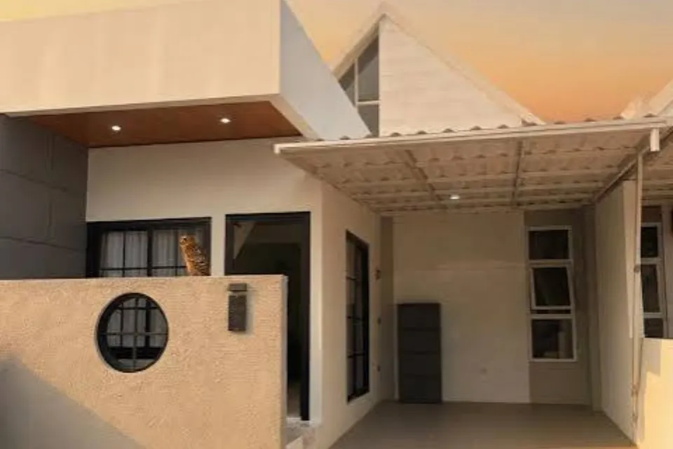 Insirasi Model Kanopi Teras Depan Rumah yang Awet dan Bikin Fasad Makin Cantik 11 hipwee-Kanopi Spandek Pasir dengan Plafon