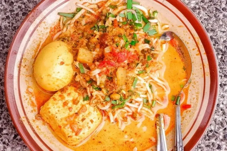 8 Tempat Makan Murah di Tangerang yang Enak dan Bikin Kenyang 9 hipwee-Laksa Benteng Pak Masitar
