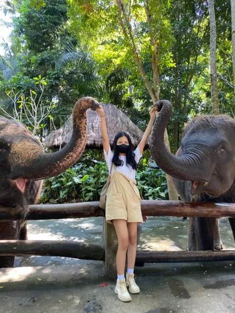 9 Inspirasi Outfit ke Kebun Binatang untuk Cewek, Nyaman Keliling Seharian 17 hipwee-Outfit ke kebun binatang