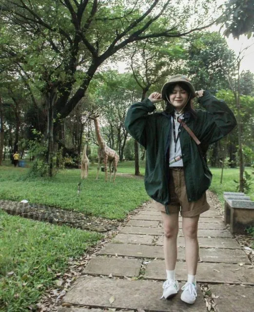 9 Inspirasi Outfit ke Kebun Binatang untuk Cewek, Nyaman Keliling Seharian 15 hipwee-Outfit ke kebun binatang