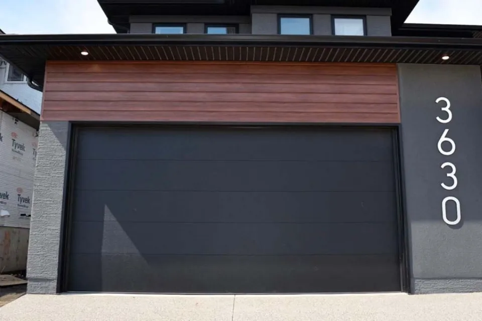 Inspirasi Model Pintu Garasi Terbaru yang Bagus, Awet dan Mudah Dirawat 8 hipwee-Pintu Garasi Flush Panel