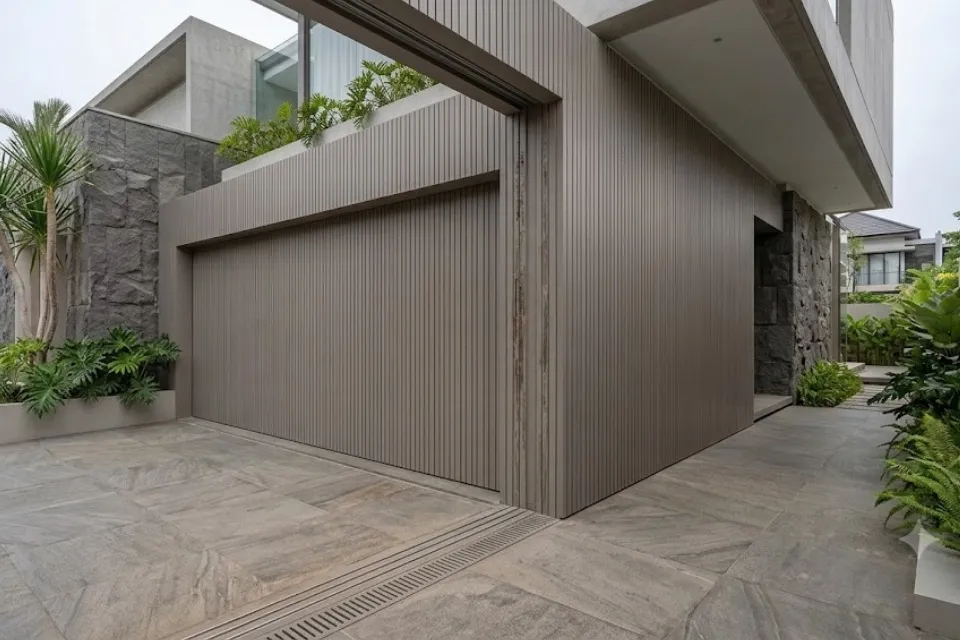 Inspirasi Model Pintu Garasi Terbaru yang Bagus, Awet dan Mudah Dirawat 13 hipwee-Pintu Sliding yang Menyatu dengan Fasad