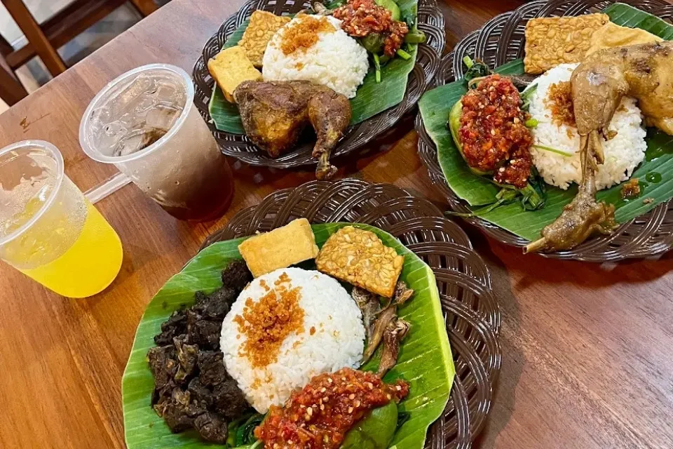 8 Tempat Makan Murah di Tangerang yang Enak dan Bikin Kenyang 16 hipwee-Sego Tempong Negoro Sukasar