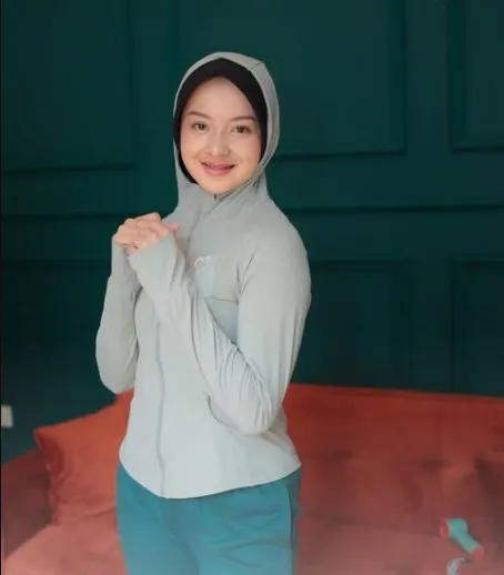 7 Outfit Gym Wanita Hijab yang Modis, Sopan, dan Nyaman 14 breathable sport jacket