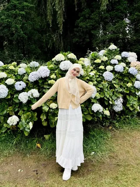 7 Outfit ke Dieng Wanita yang Nyaman & Tetap Kelihatan Modis 11 cardigan rajut dan rok maxi