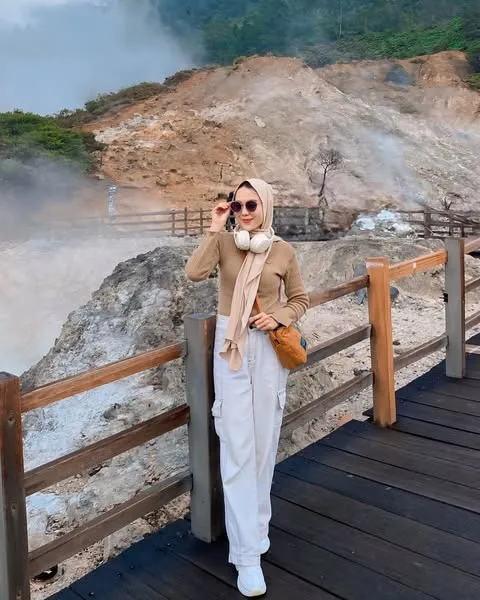 7 Outfit ke Dieng Wanita yang Nyaman & Tetap Kelihatan Modis 8 knit sweater untuk pergi ke dieng