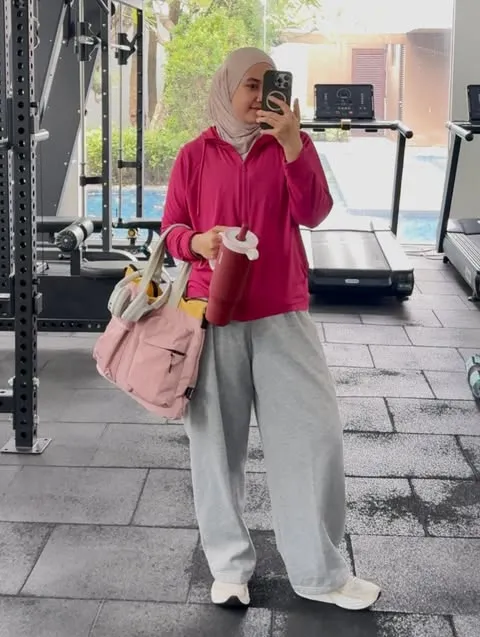 7 Outfit Gym Wanita Hijab yang Modis, Sopan, dan Nyaman 13 lightweight hoodie dan jilbab sport