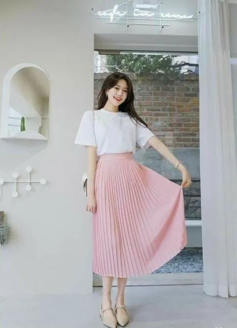 7 Outfit Cewek Pendek Stylish & Bikin Terlihat Lebih Jenjang 13 maxi skirt high waist dan atasan yang dimasukkan