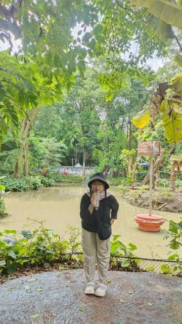 9 Inspirasi Outfit ke Kebun Binatang untuk Cewek, Nyaman Keliling Seharian 10 hipwee-outfit ke kebun binatang _
