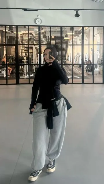 7 Outfit Gym Wanita Hijab yang Modis, Sopan, dan Nyaman 10 oversized sport t shirt dan jogger